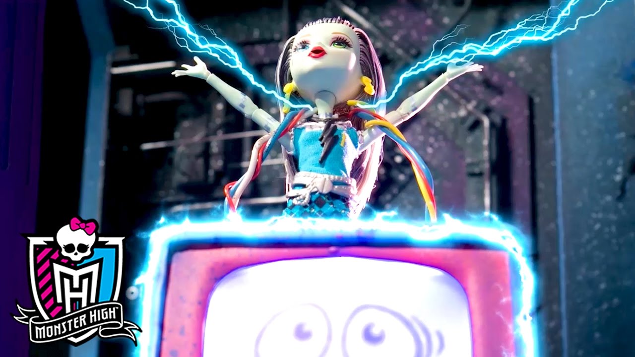 Frankie Stein Hosts Movie Night | Fangtastic Fall Series | Monster High