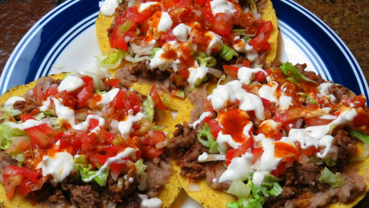 Unas ricas tostadas de carne molida y frijoles fritos