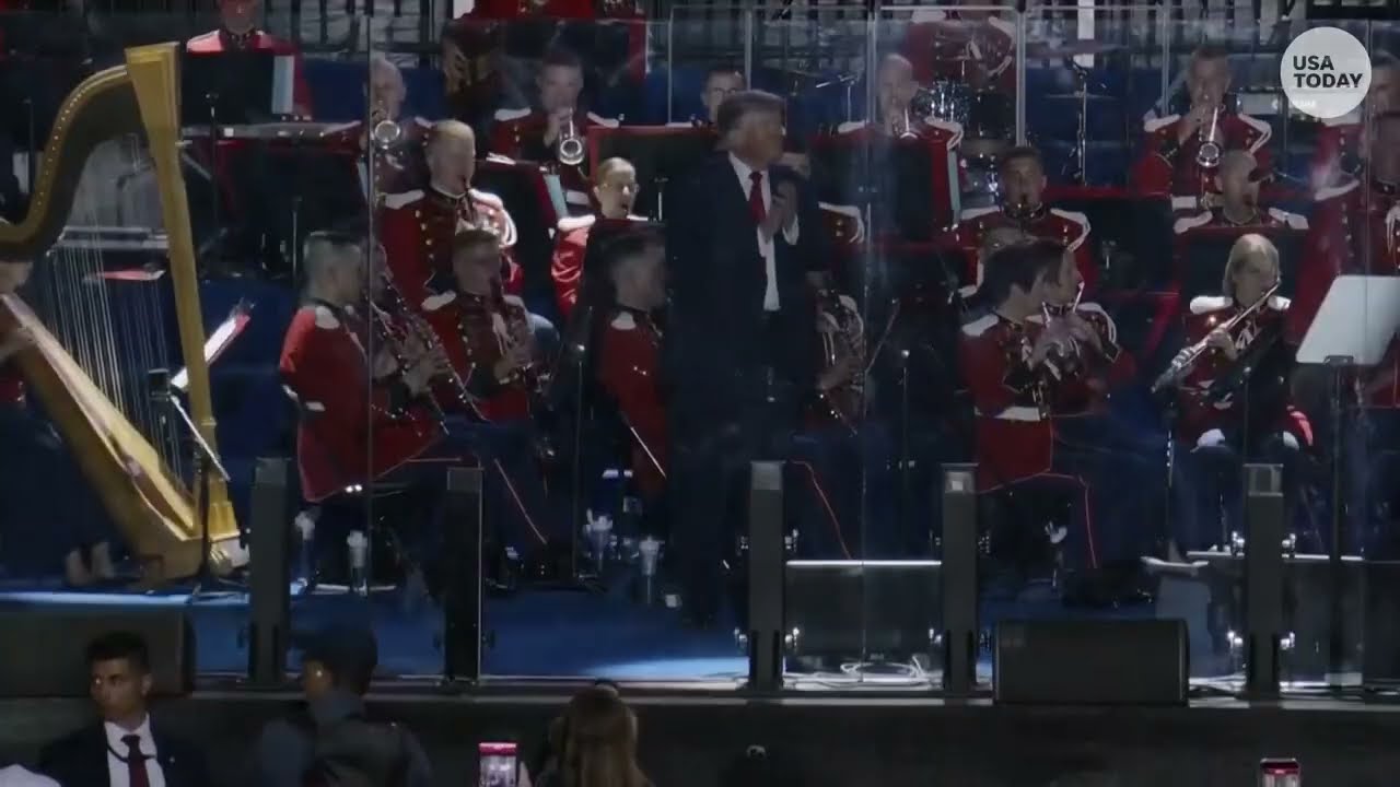 Трамп танцует под YMCA после завершения речи на митинге Great American State Fair