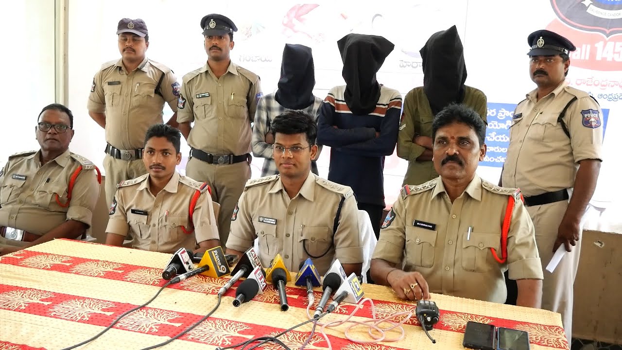 ACP Ravi Kiran Team Arrested Ganja Transporting Gang Press Meet || AP SMART NEWS