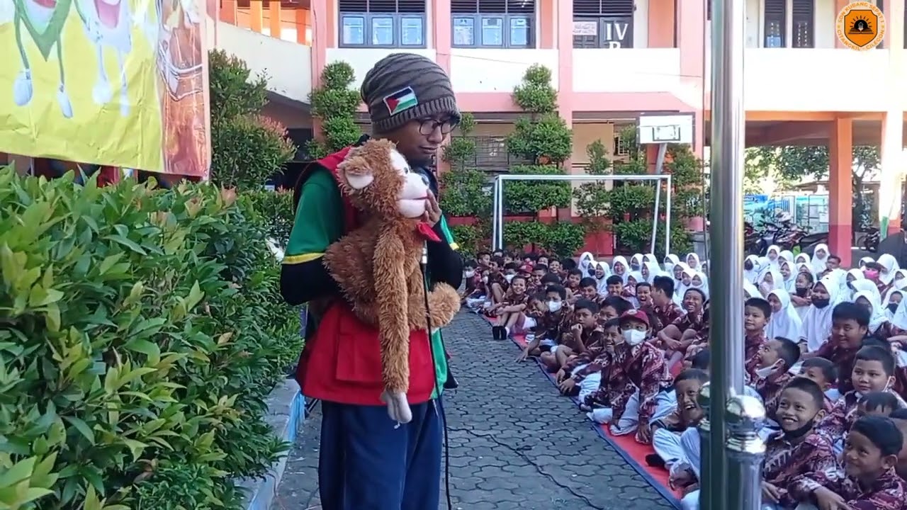 Teh Sisri Bercerita bersama Kampung Dongeng di SDN Kubangsepat 1