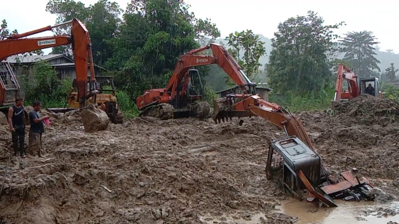 Hitachi ex120-1 stuck in mud. Ex120-5, ex200-1, uh 063 and Cat D6D pullout Part 2