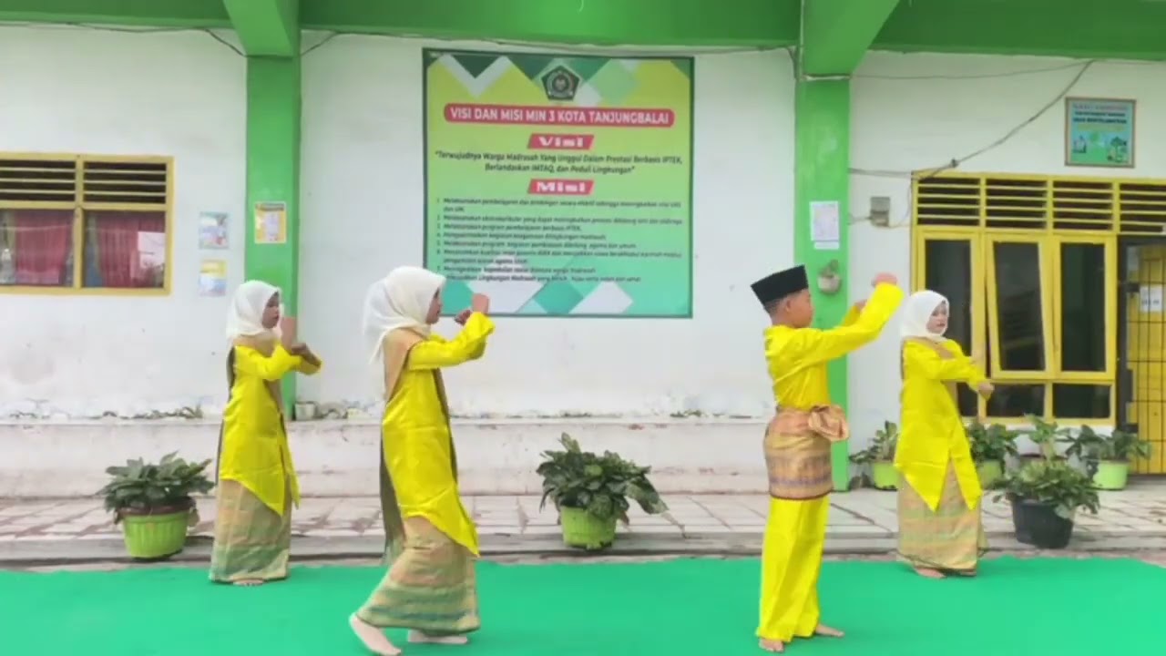 Tari Lemak Manis oleh siswi MIN 3 Tanjungbalai