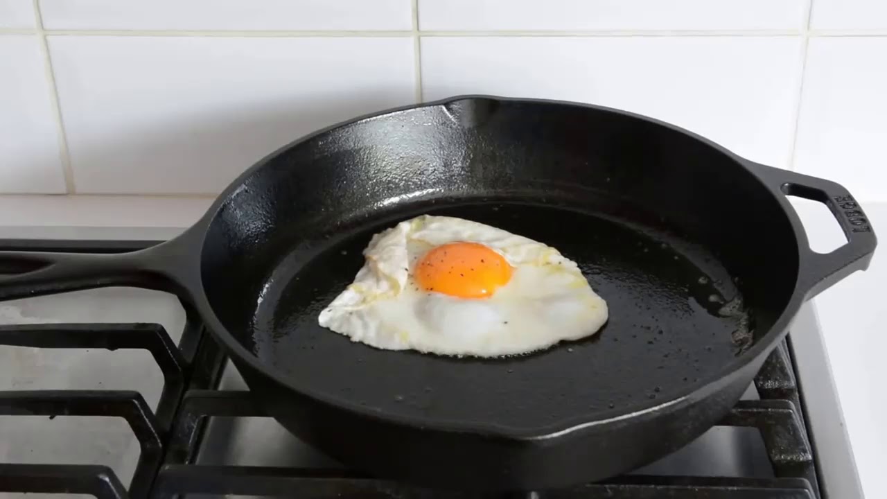 Ou prajit in tigaie de fonta asezonata