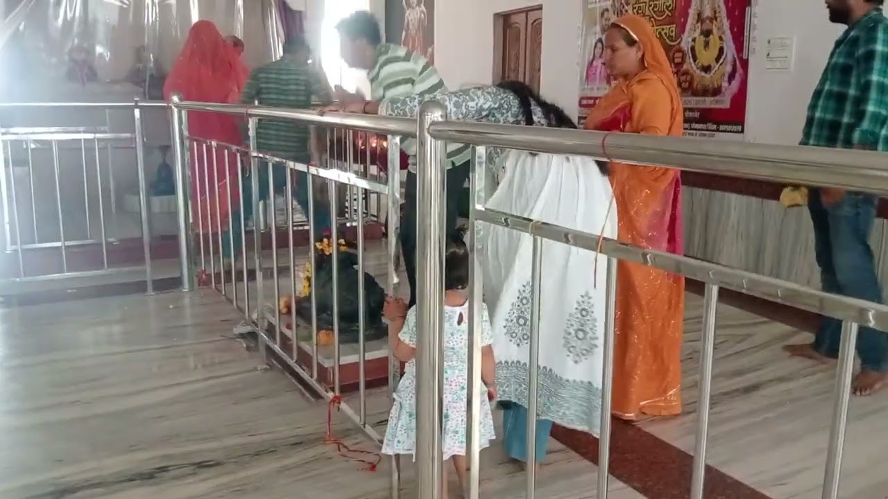 सुबह-सुबह मंदिर में ऐसा दृश्य पहले नहीं देखा होगा! 😍