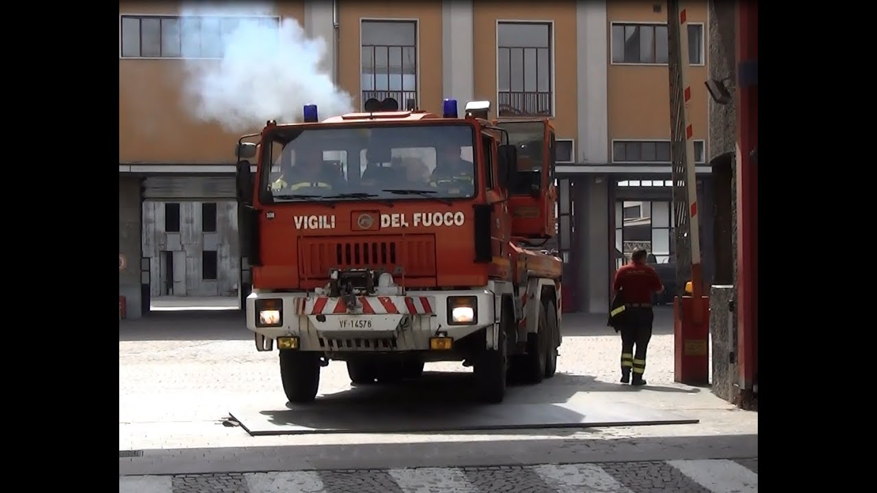 Autogrù Astra Cormach Vigli del Fuoco Milano in emergenza - Italian fire brigade responding code 3.