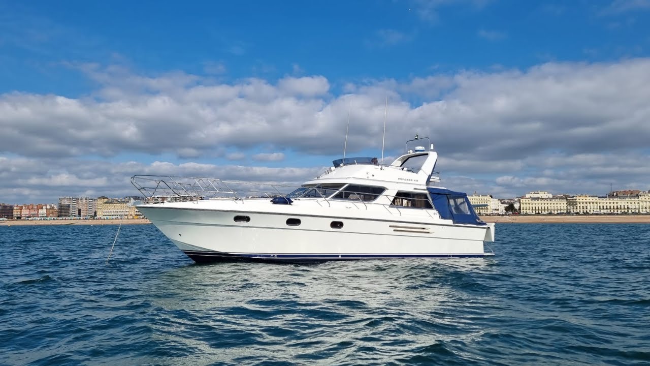 £80k Princess 415 Interior and Cockpit Tour in Virtual Reality!