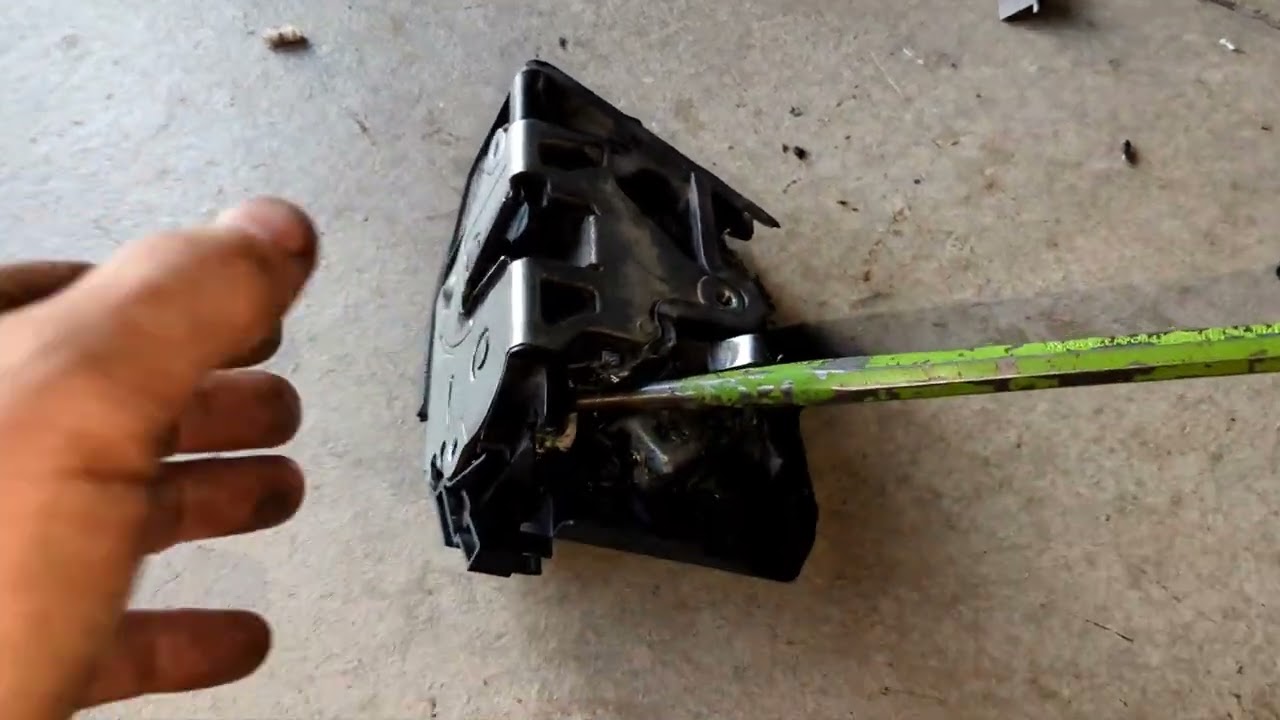 Дверь в BMW Z4 2004 года выпуска не открывается ни изнутри, ни снаружи. Возможное решение!