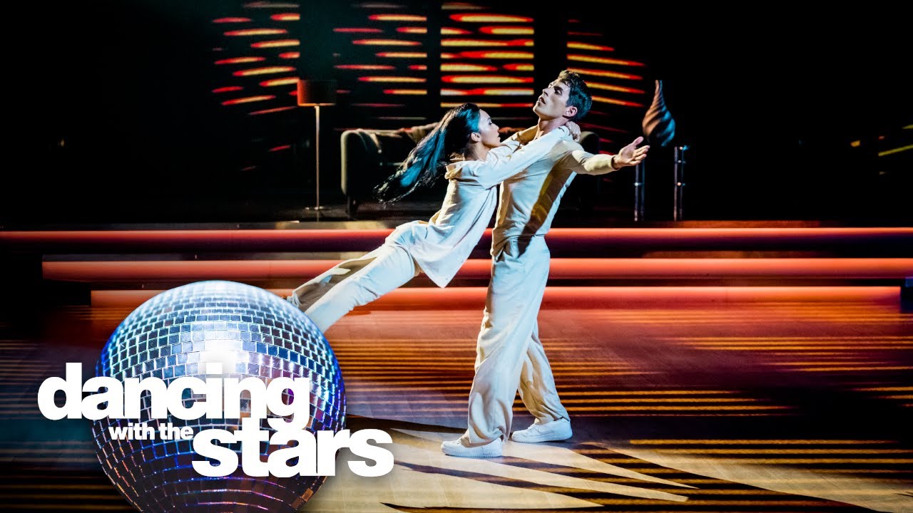 Nora geeft haar gevoelens bloot in een ontroerende Weense wals | Dancing With The Stars