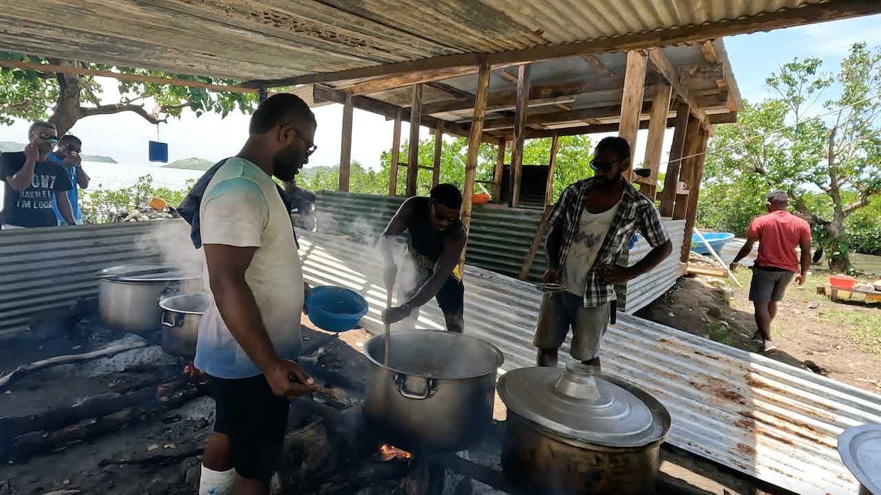 Preparing food on the day of the funeral🇫🇯