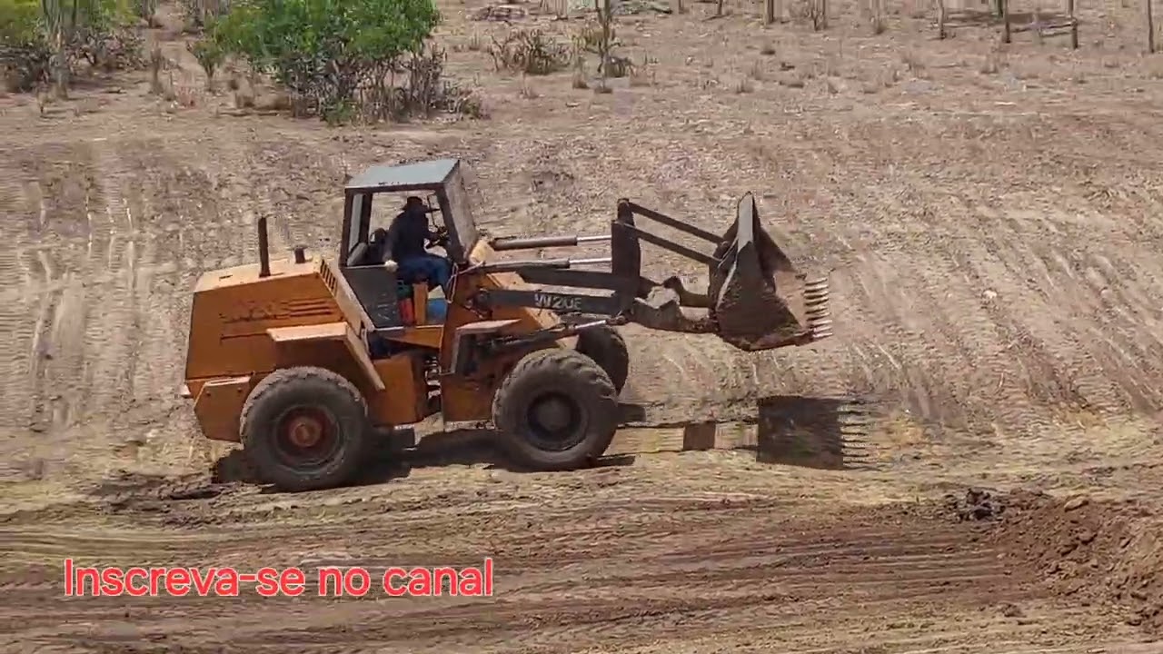 Pá carregadeira W20E fazendo serviço de qualidade 