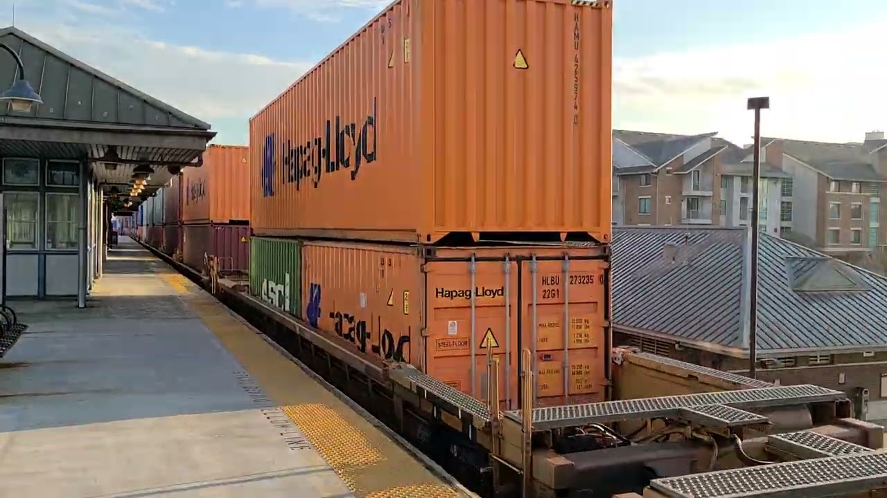 NS 8088 + 3650 intermodal train at Union Station