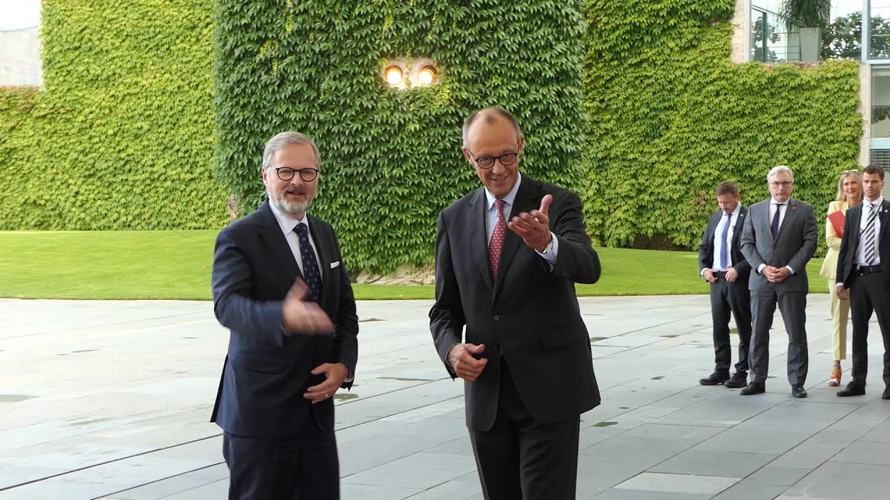Militärische Ehren - Tschechiens Ministerpräsident Petr Fiala