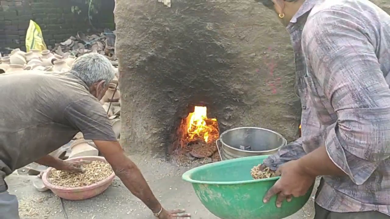 #Lakadi jhonkane wali Bhatti Mein  Mitti ke bartan pakate hye @hatod 