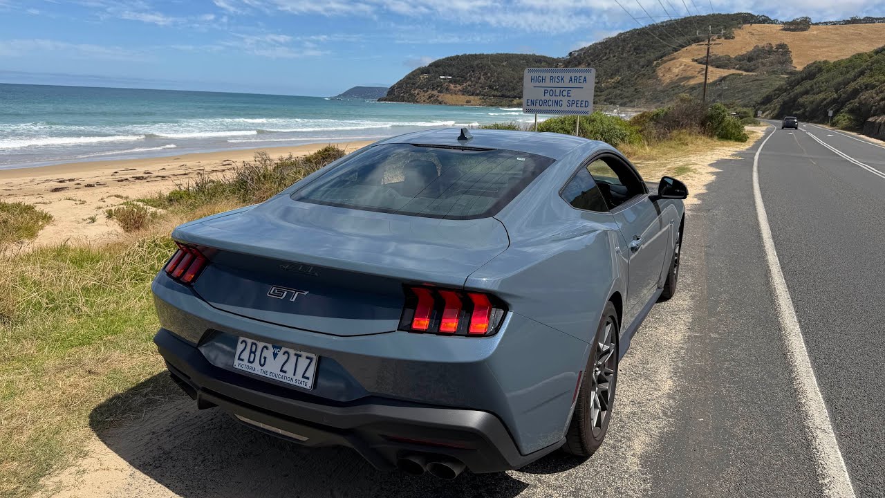 Видео с видом от первого лица на Ford Mustang GT Performance 2025 года по Великой океанской дорог...
