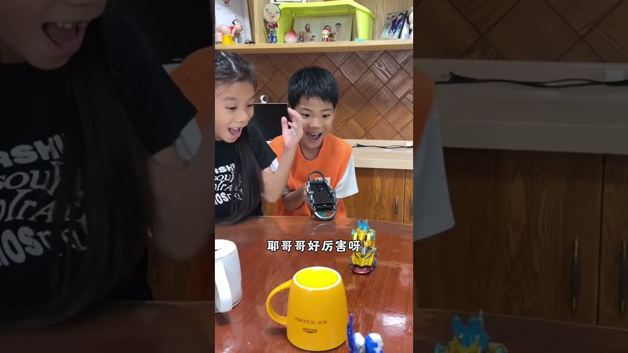 孩子们背着爸爸参加抖音挑战任务，结果#不得不buy的国民好货 #爆裂飞车 #空翻变形 @爆裂飞车