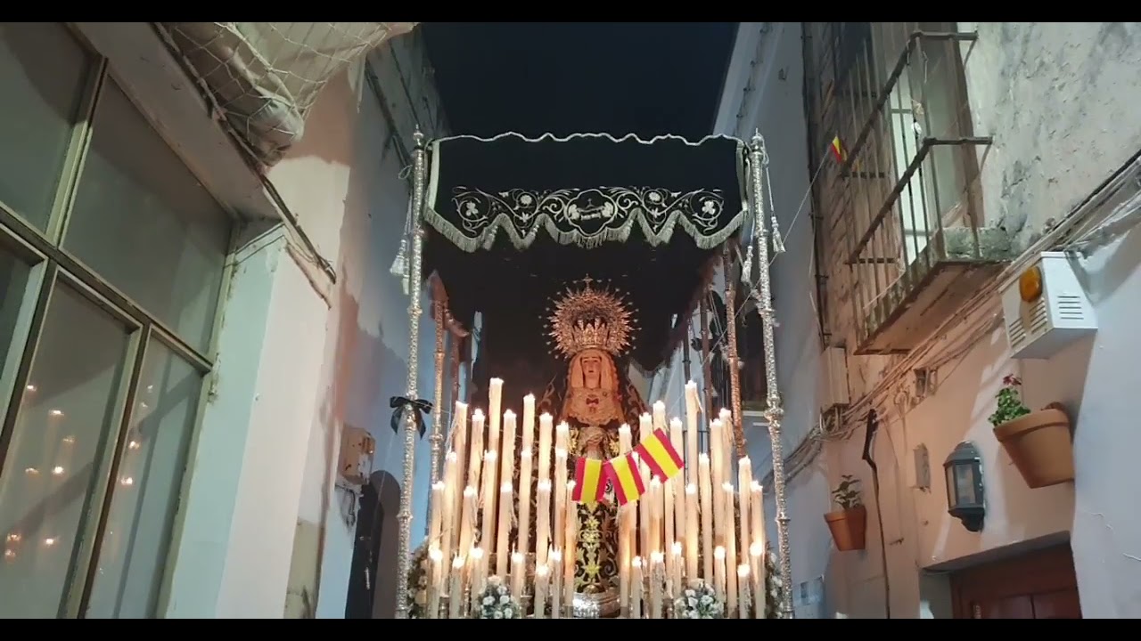 Recogida de la Virgen de la Soledad en su extraordinaria en Arcos de la Frontera