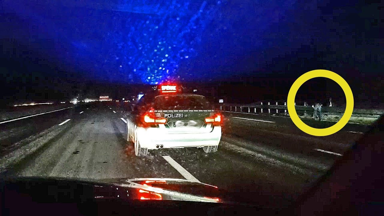 Polizei stoppt fließenden Verkehr auf der Autobahn