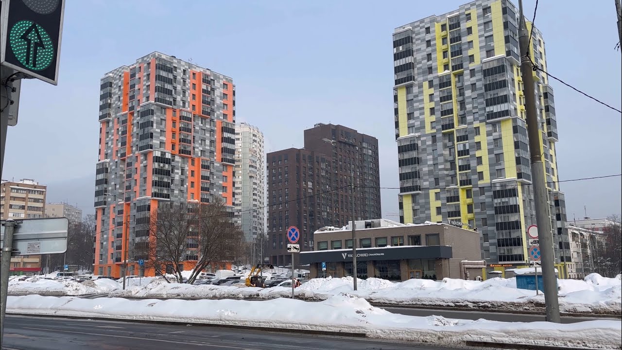 Москва, Севастопольский проспект, новые многоэтажки и обычный двор в Москве. 7 февраля 2026.