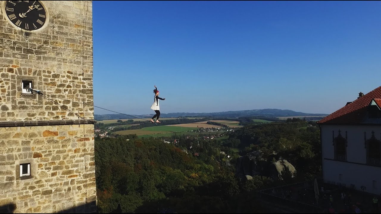 Bílá paní na provázku
