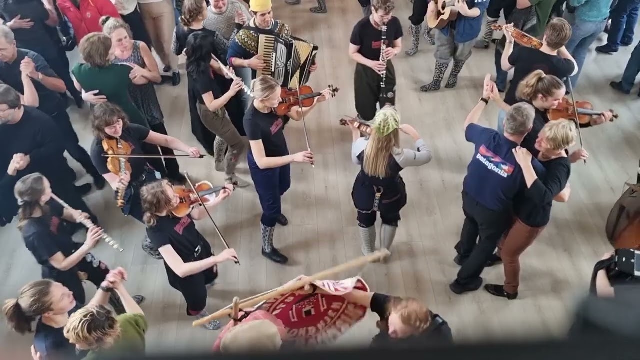 Snaustrinda Spelemannslag spiller Spanish Eyes på Sangerhuset Røros 23.2.24 Dansnytt Stein Suren