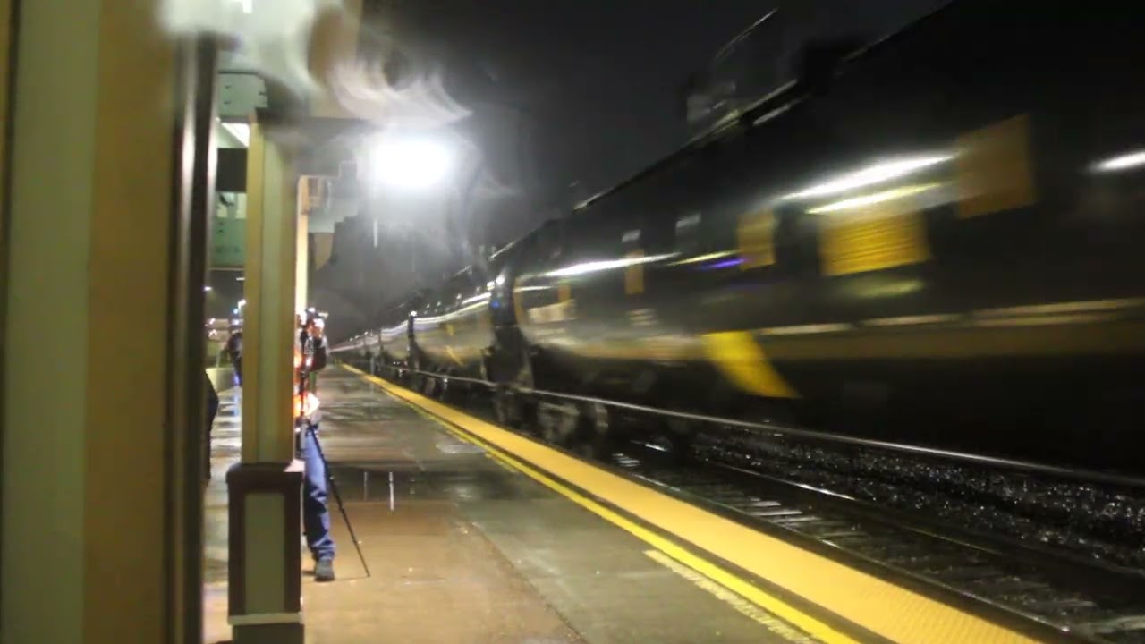 Freight Train at Night 🌙🚆 | Loud Horns & Flashing Signals | Puyallup Station Railfanning
