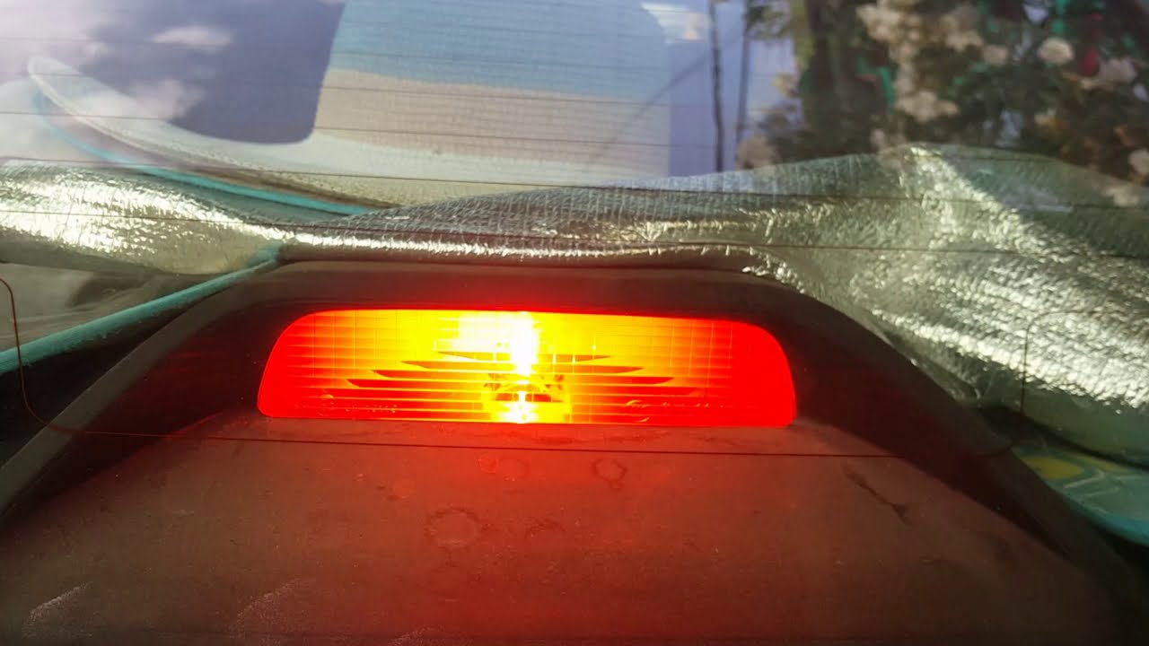 como cambiar foco del tercer stop | stop del medallon | nissan versa.