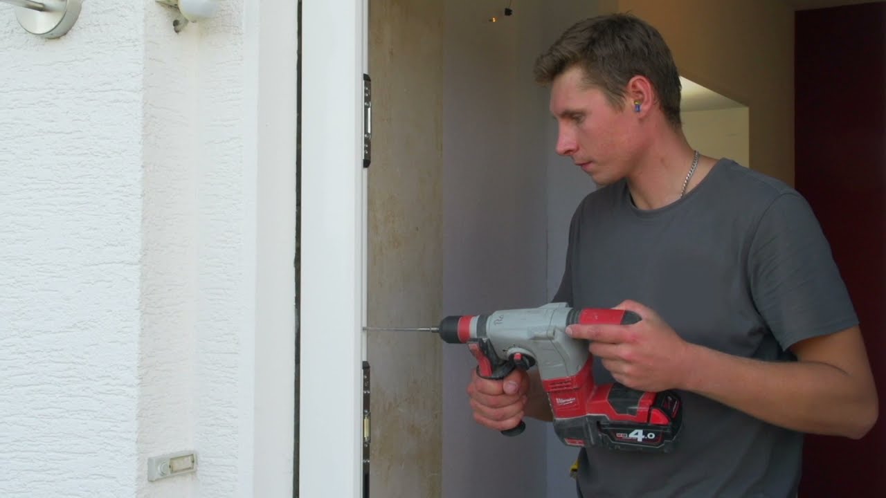 Türmontage Schritt 4: Haustür einbauen