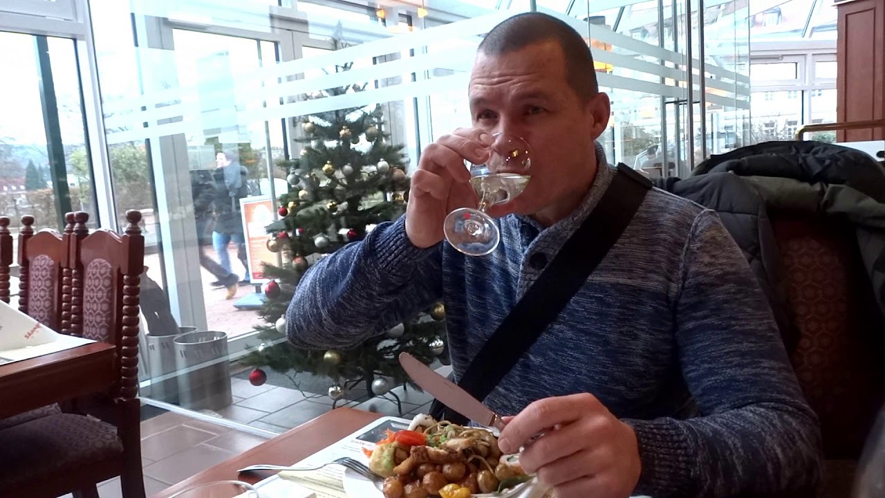 Город Хамельн/ зашли в ресторанчик, голодные не то слово, их в ресторан пускать нельзя....