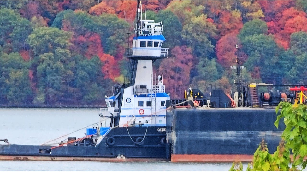 TUGBOAT GENESIS VISION Pushing a Barge Through the Hudson River