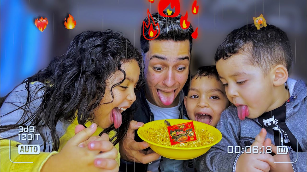 الواد الصغير صدمنا واكل الاندومي الكوري كله 😨🔥
