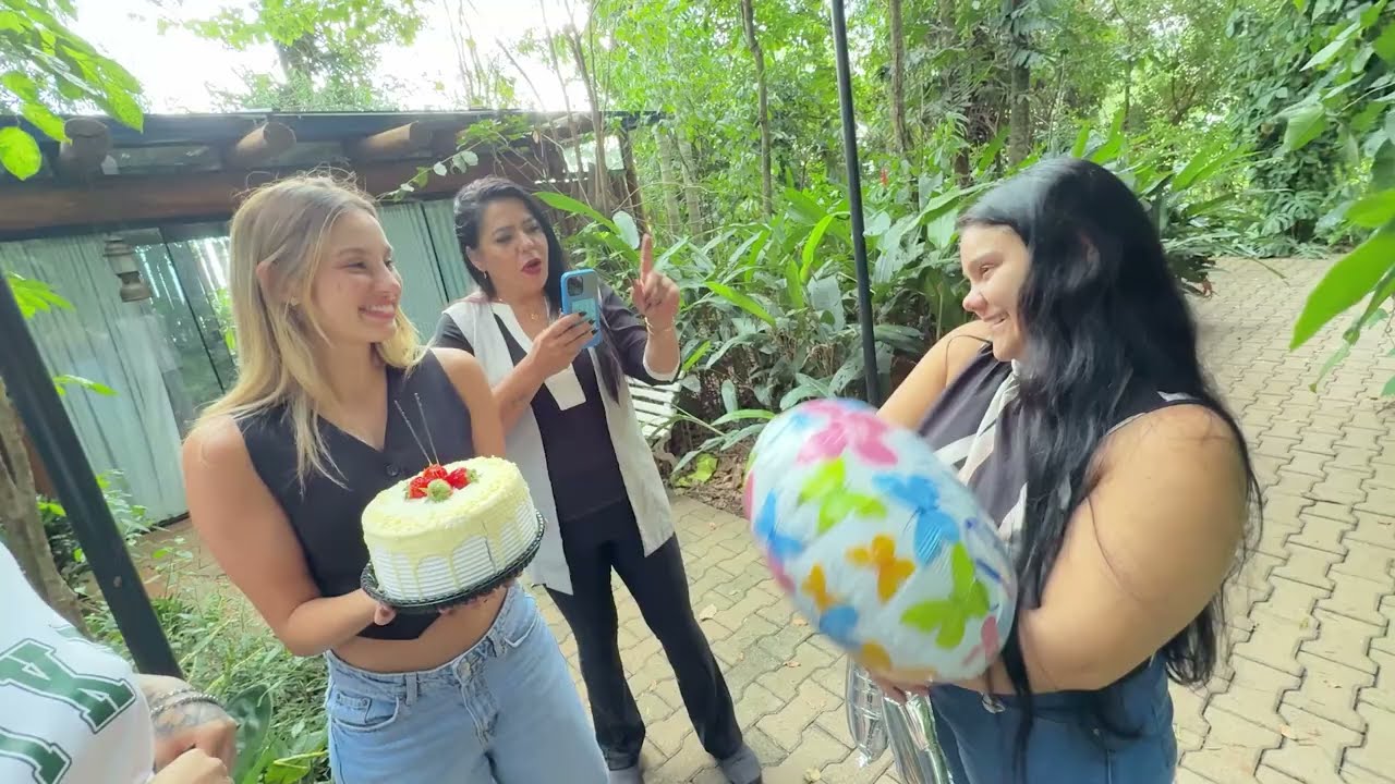 DEI A PRIMEIRA FESTA SURPRESA PRA NOSSA AMIGA!