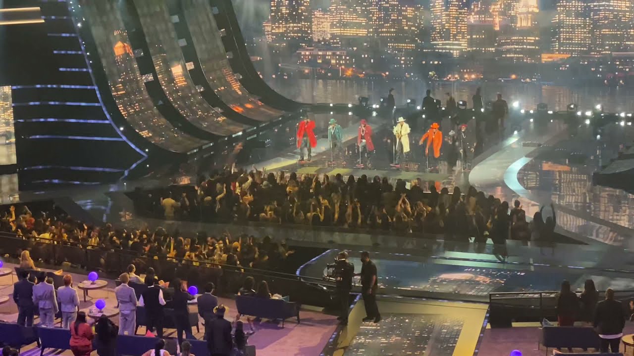 New kids on the block & New Edition @ American music awards (BTS dancing)