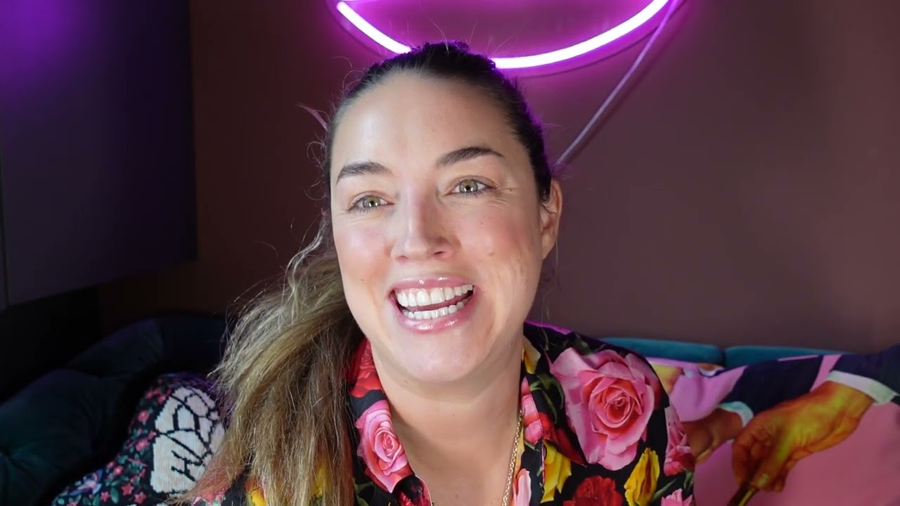 Lisa Takes Stuff Out Of Boxes Episode 154