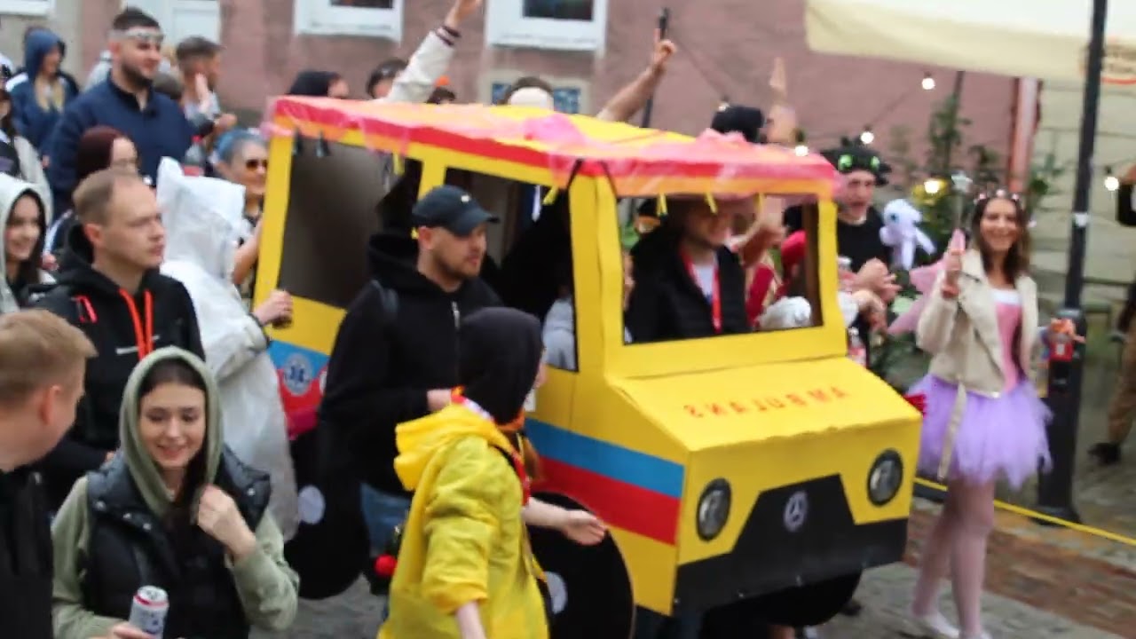 Kortowiada 2025. The beginning of the student parade in the Old Town.