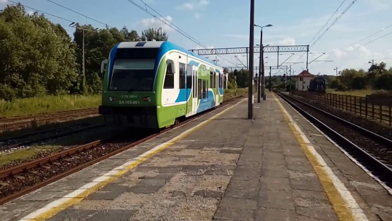 SA 103-001 relacji Tarnobrzeg - Rzesz&oacute;w odjeżdża ze stacji początkowej.
