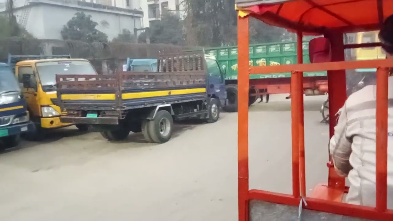ফজরের পর সকাল সকাল সবজির আড়ৎ এ যাওয়ার দৃশ্য। দু'পাশে সারি সারি গাড়ি।।