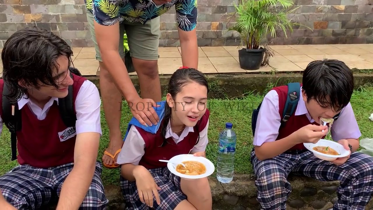 BIKIN NGILERRR... SANDRINA MAKAN BAKSO ENAK BANGET 🤤🤤🤤