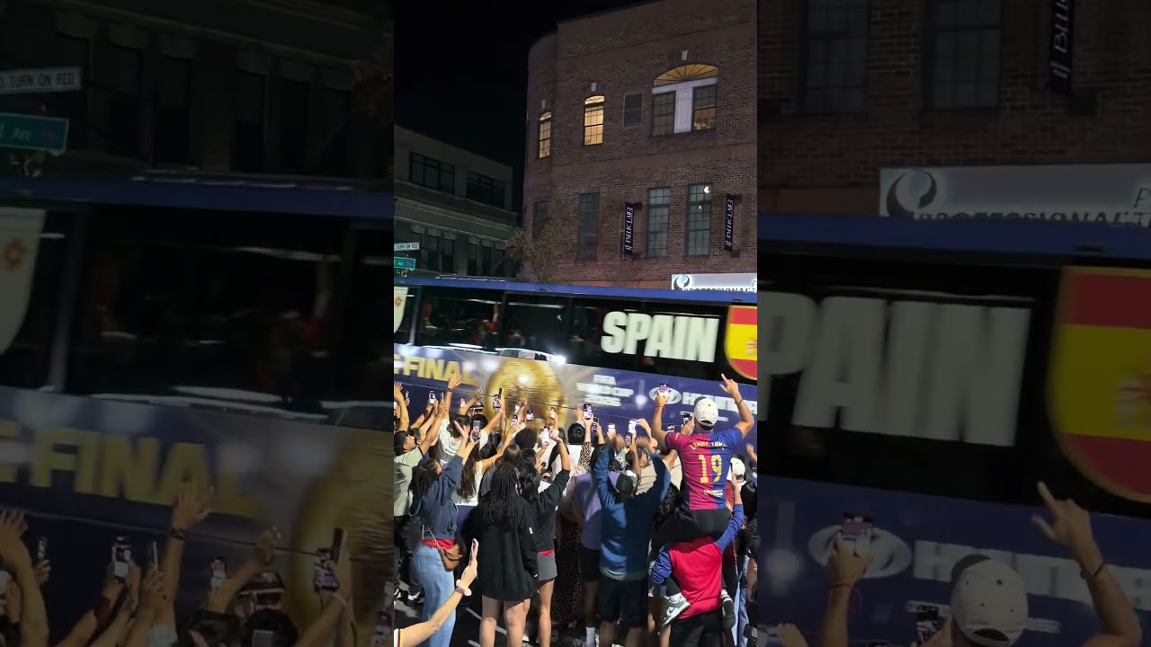 World Cup winning Spain arrives back to the hotel after victory over Argentina!