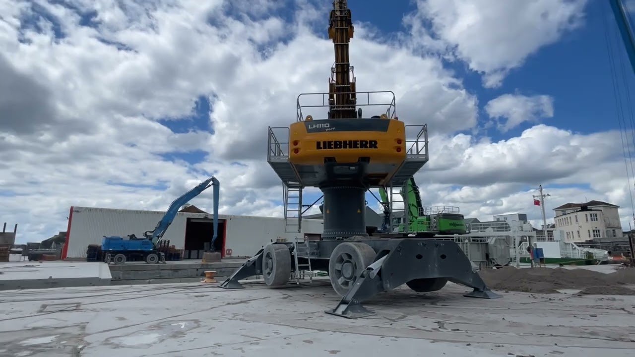 Liebherr LH110M Port Handler Victoria Wharf.