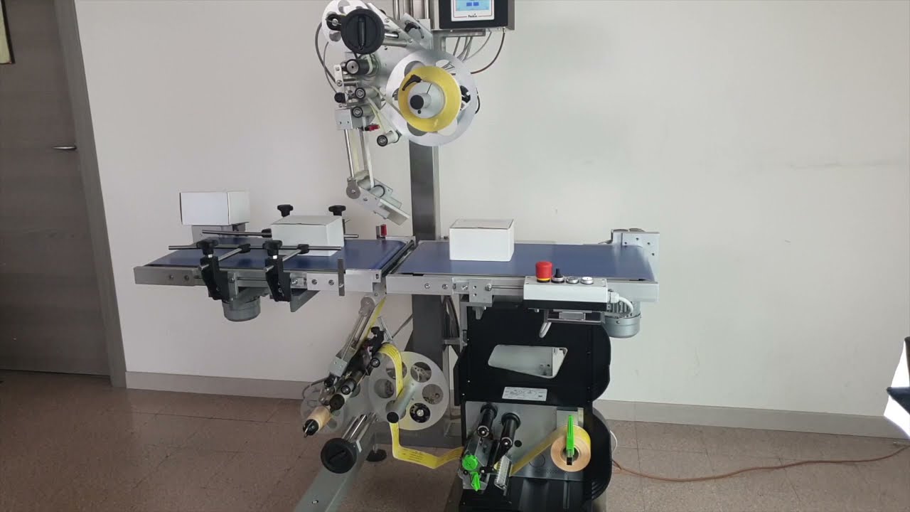 Stampa e applica per prodotti piani con stampante industriale. Stampa dati variabili.