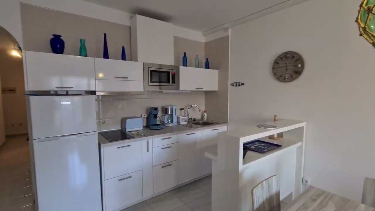 Ref TH23117 - Appartement T2 vue marina et montagnes, style marin