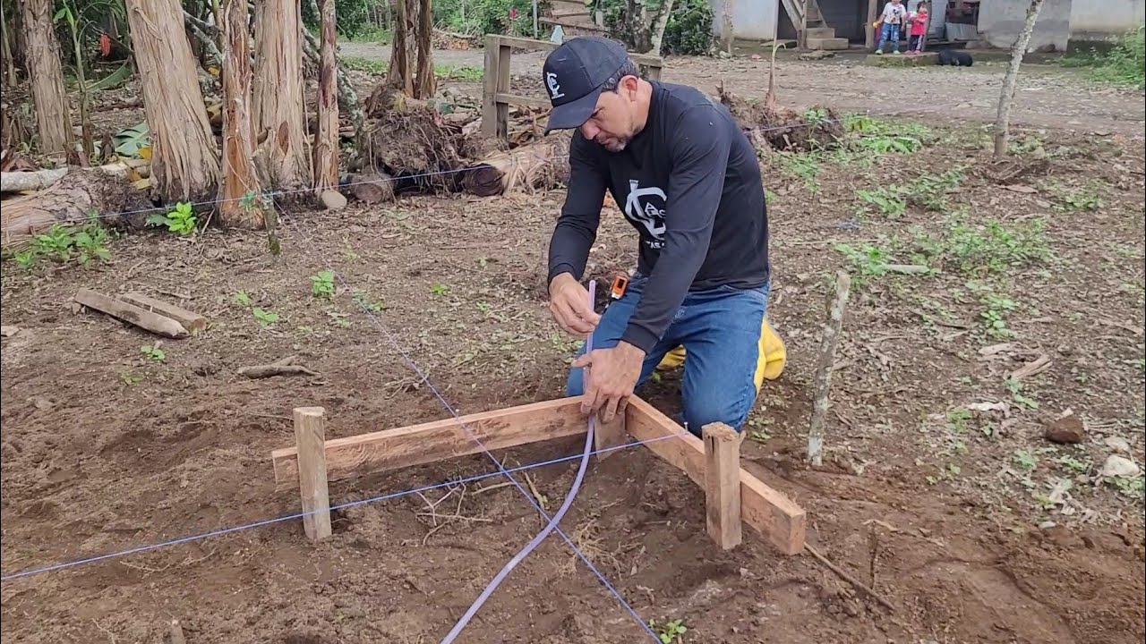 Inicio de obra.  Casa 10 m x 8 m. Escuadra, niveles, cimentacion instalaciones y piso. Video 1. 🏡