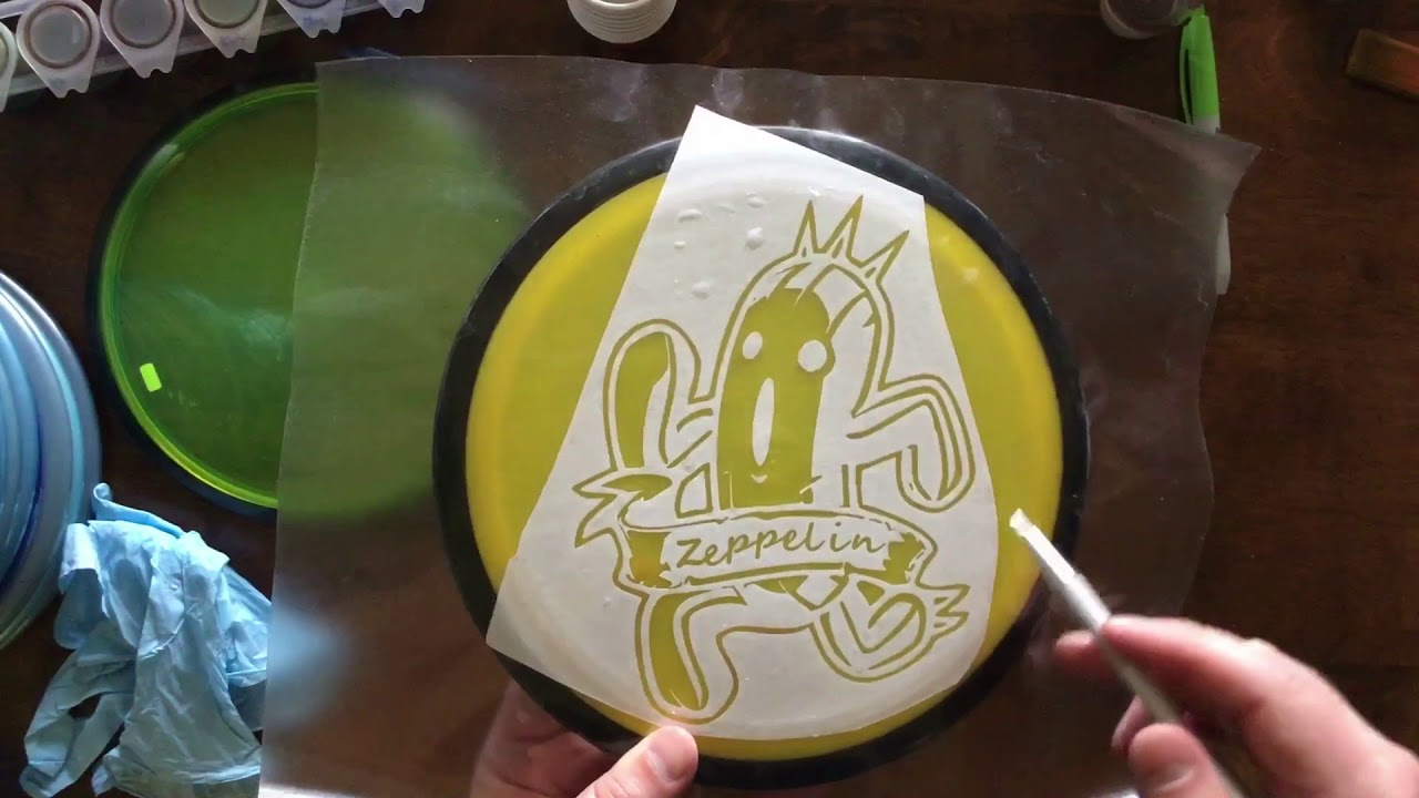 Golf disc dyeing technique