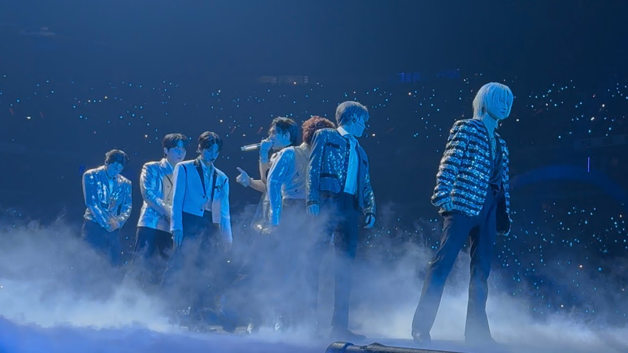 ATEEZ (에이티즈) in Paris 20250222 - Silver Light - VIP Ultimate [FANCAM 4K60 HDR]