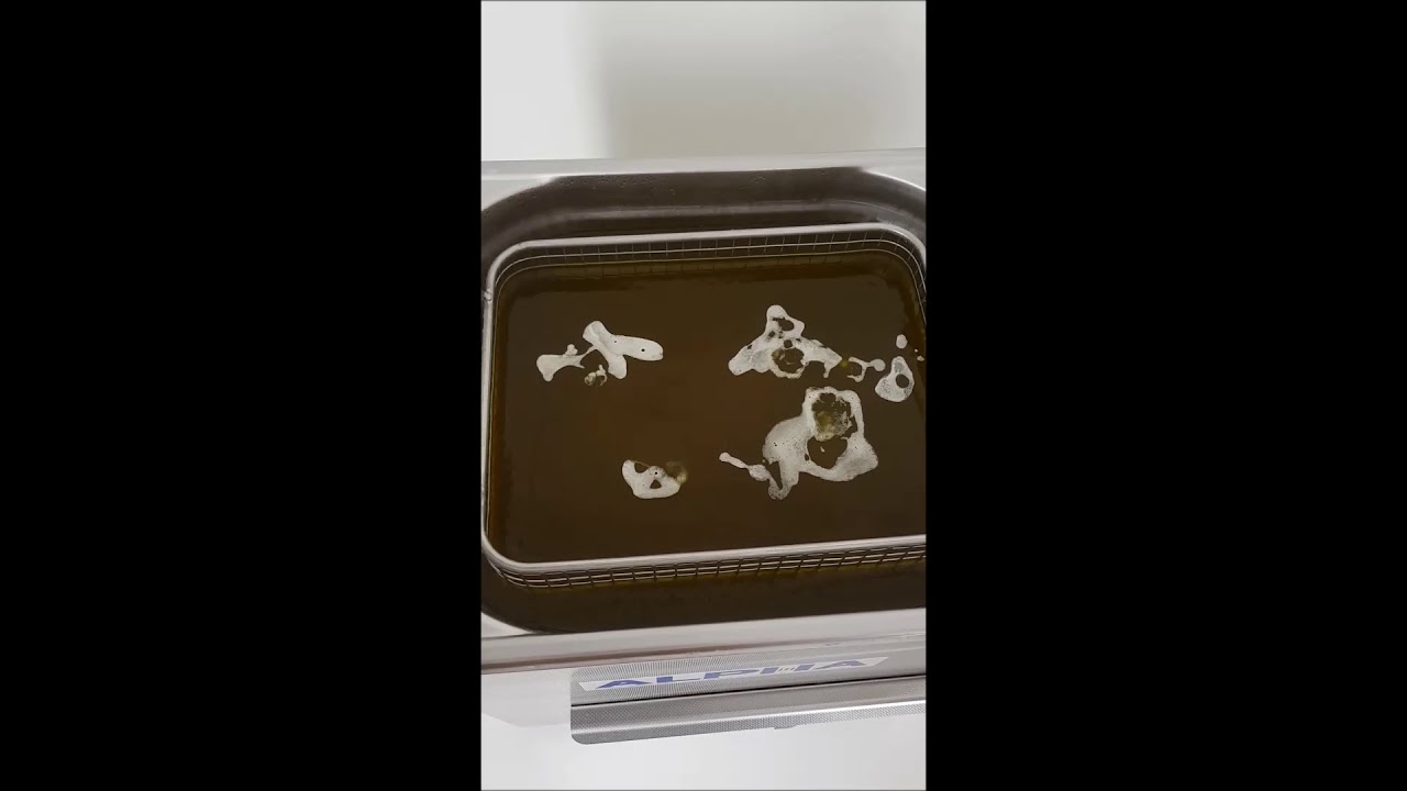 Ultrasoon reinigen van munten aangetast door corrosie