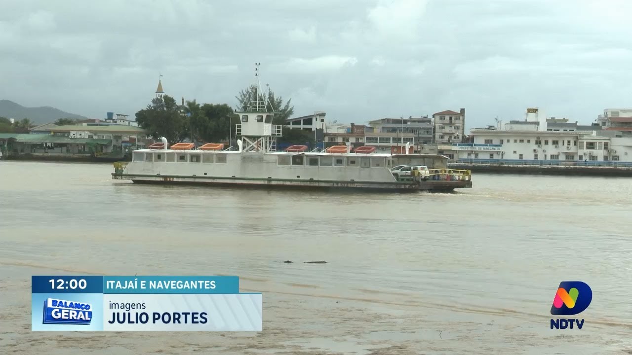 Ferry boat fica a deriva durante travessia entre Itajaí e Navegantes