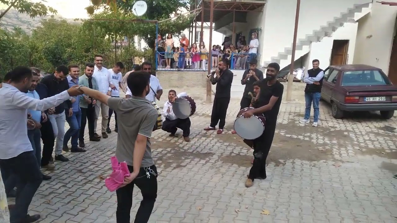 Kahramanmaraş dönüklü köyü çehiz alma ve  halay çekme davulcular döktürüyor