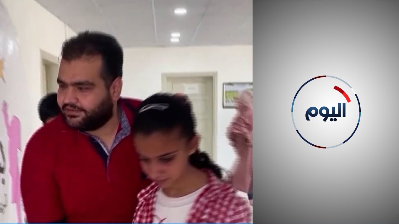 معلم كفيف يكرس وقته لتعليم الطلبة من ذوي الاحتياجات الخاصة