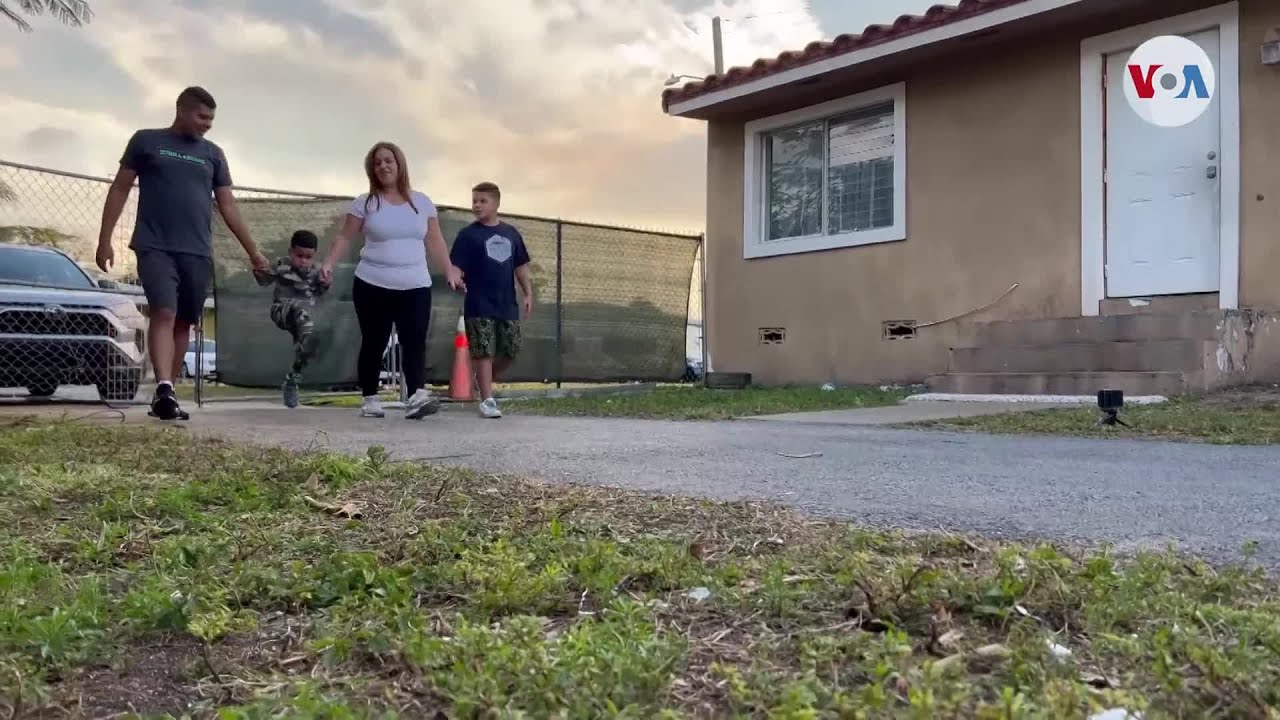 Voluntarios asisten a venezolanos que atravesaron el Tapón del Darién